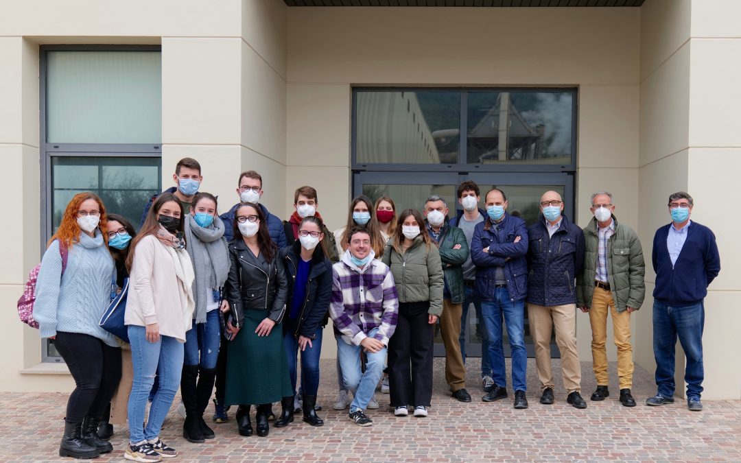 Alumnos de 4º curso del Grado en Ingeniería Química visitan las instalaciones de Colorobbia España.
